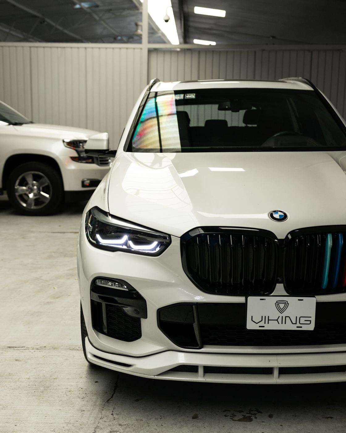 BMW X5 M50i con cristales Viking, vista frontal