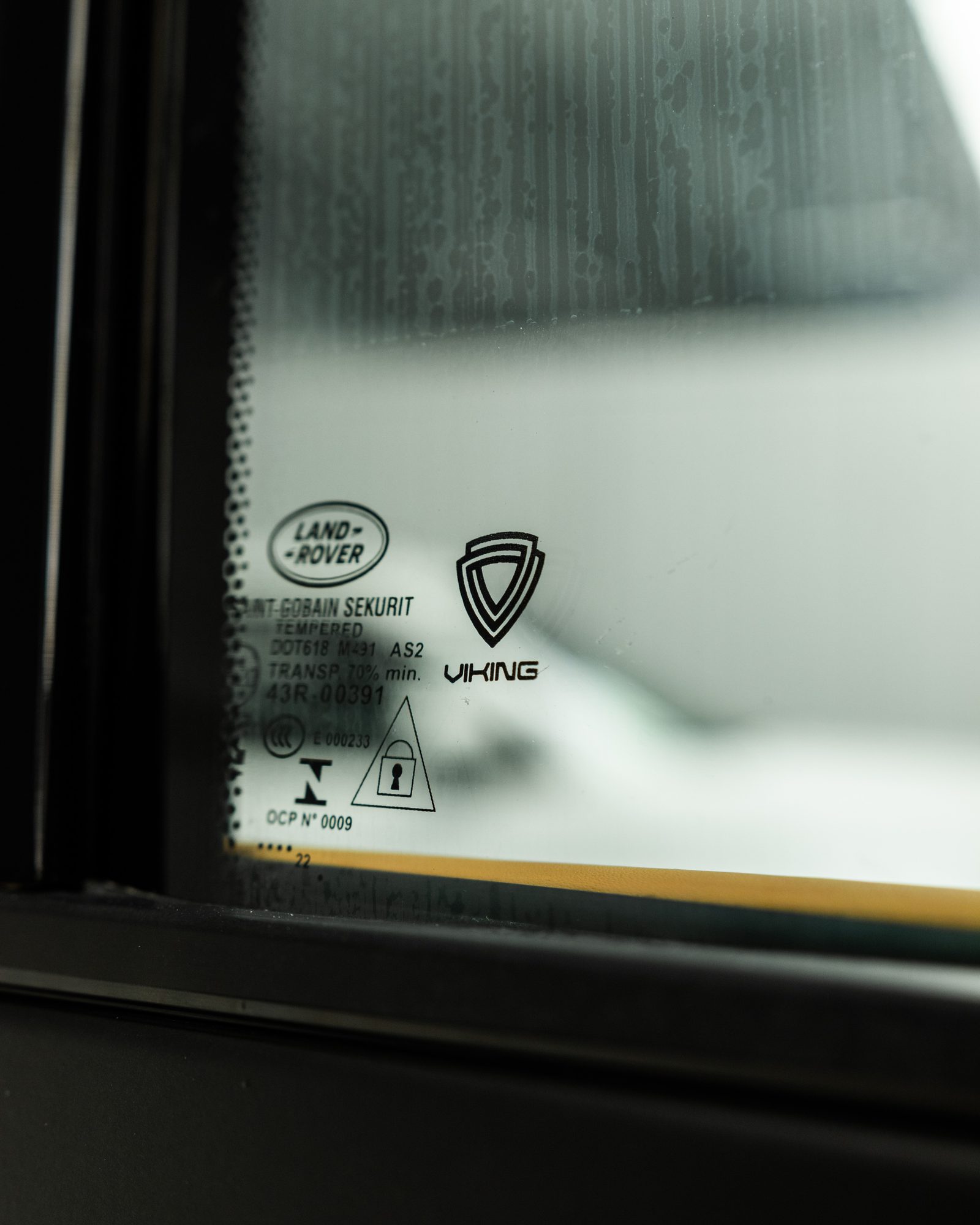 Logotipo Viking grabado en el cristal Land Rover con marcado original