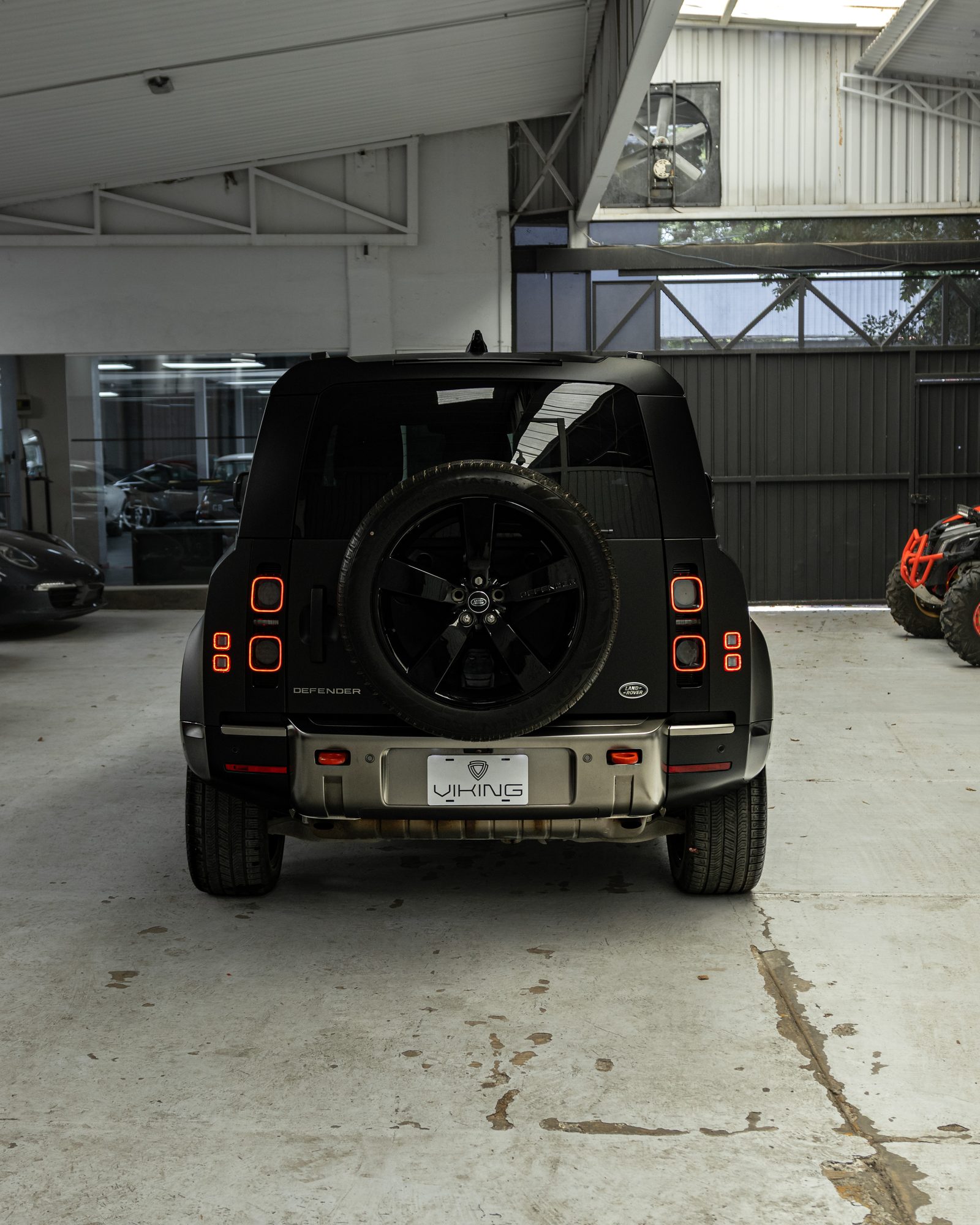 Land Rover Defender con medallón Viking, vista trasera