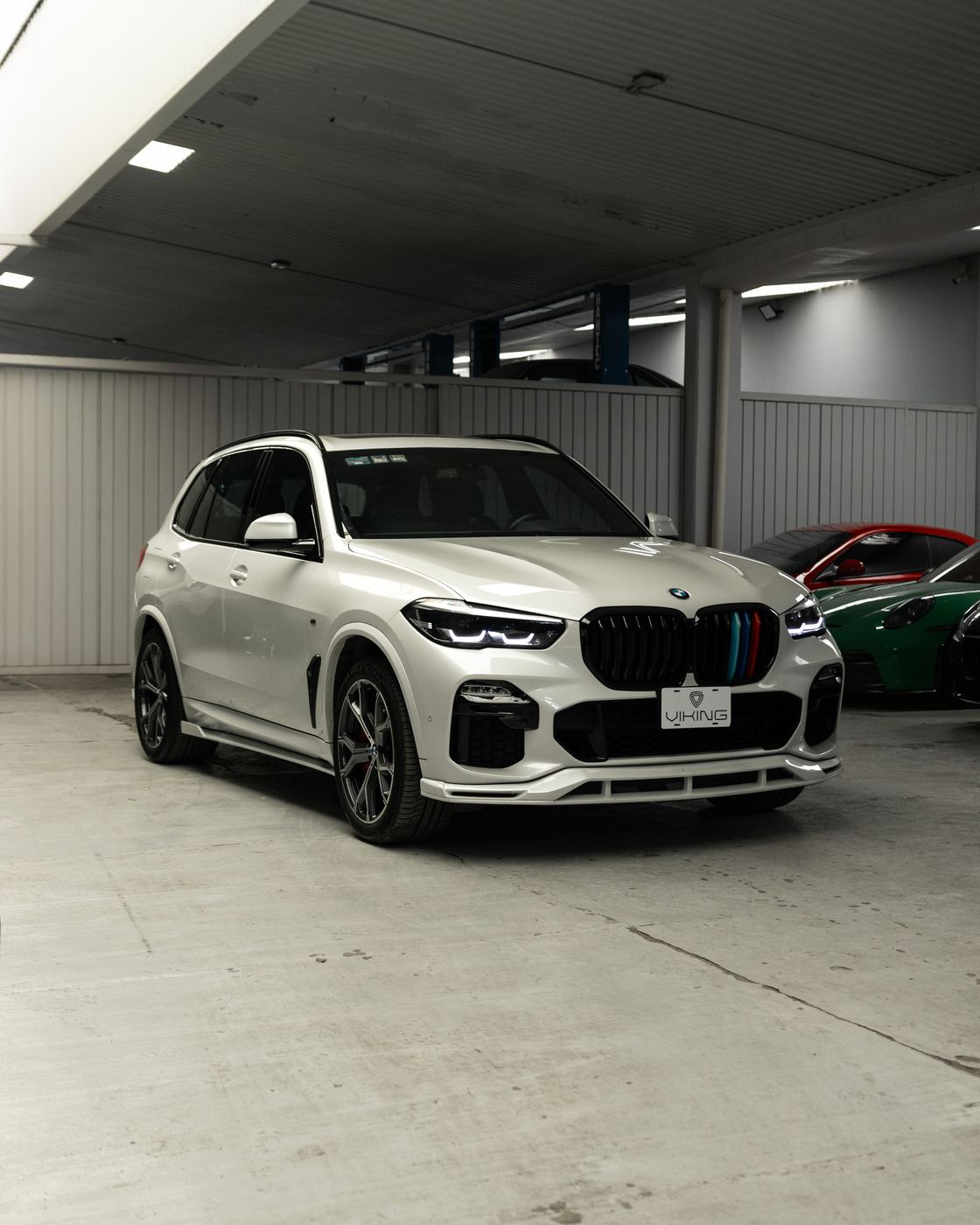 BMW X5 M50i con cristales Viking, vista lateral