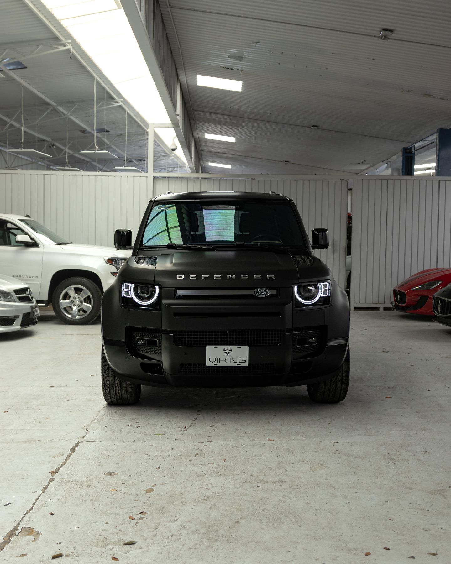 Land Rover Defender negra protegida por Viking, vista frontal en el taller
