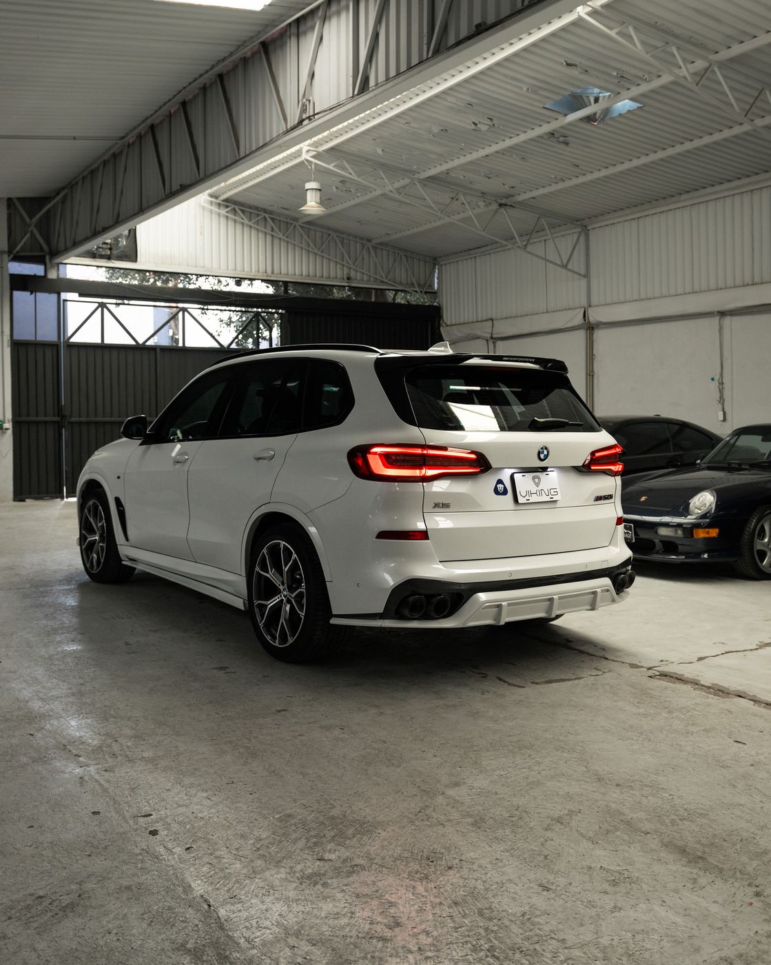 BMW X5 M50i con medallón Viking, vista trasera